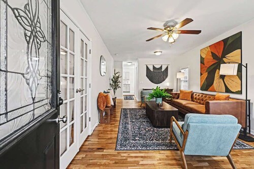 Stylish 4BR Retreat | 2-Car Garage | Sleeps 10