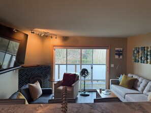Living area - Modern 1-bedroom condo in West Seattle, with quick access to downtown (Seattle)