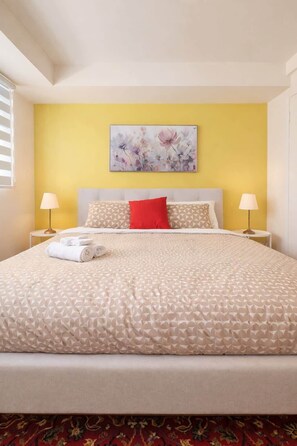 1 bedroom, iron/ironing board, WiFi, bed sheets - 1BR Comfort - Quiet & Convenient (Montreal)