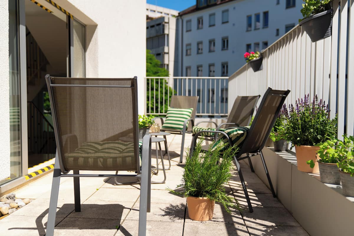 Bureau, espace de travail pour ordinateur portable, rideaux occultants