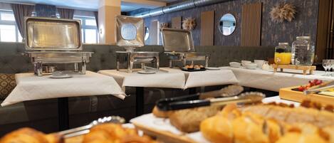 Free daily buffet breakfast