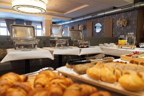 Free daily buffet breakfast  - Hotel Mondial Munich (Munich)