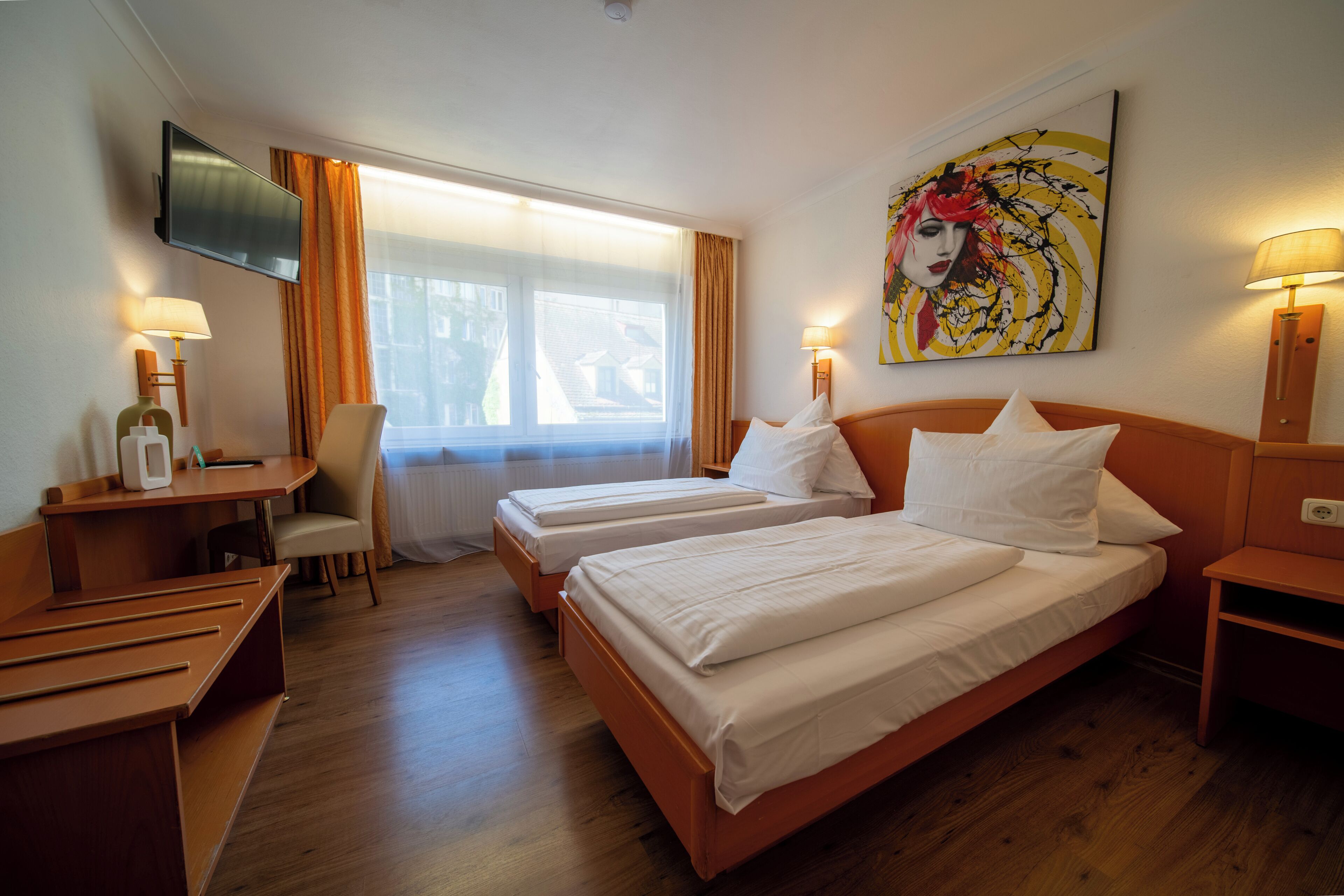 Comfort-Zweibettzimmer | Schreibtisch, laptopgeeigneter Arbeitsplatz, Verdunkelungsvorhänge