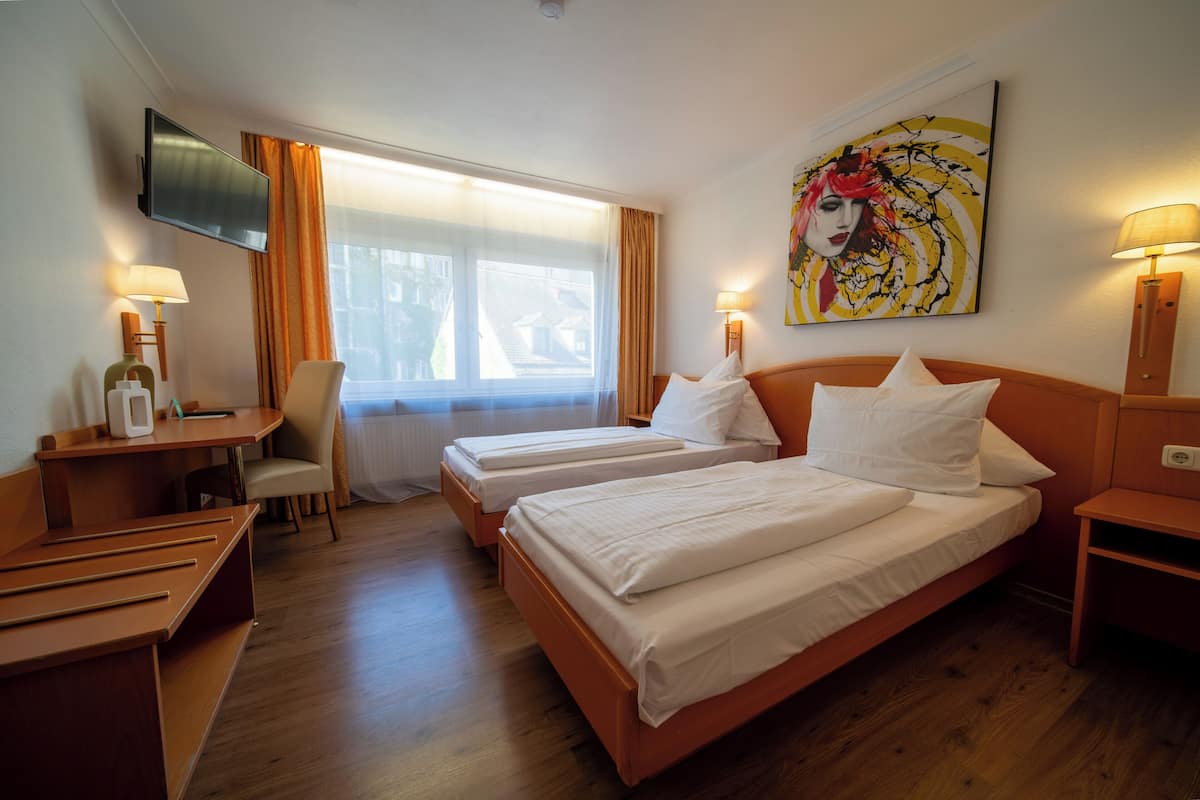 Comfort Twin Room | Meja, ruang kerja komputer riba, langsir/tirai gelap terus 