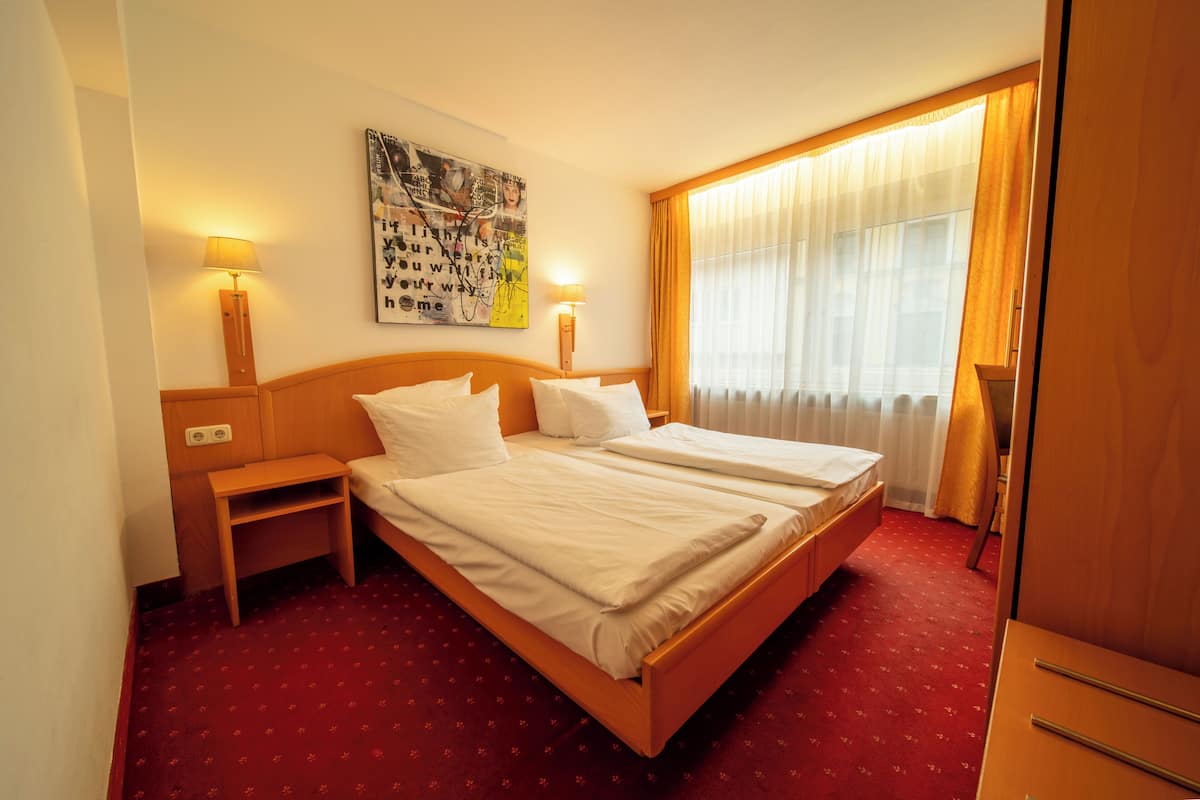 Comfort Double Room | Meja, ruang kerja komputer riba, langsir/tirai gelap terus 