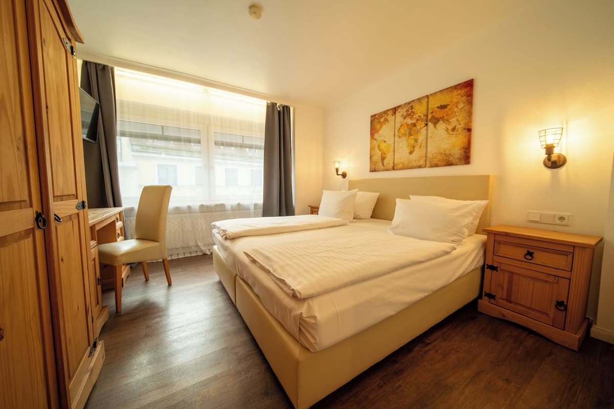 Family Room (Bavaria) | Meja, ruang kerja komputer riba, langsir/tirai gelap terus 