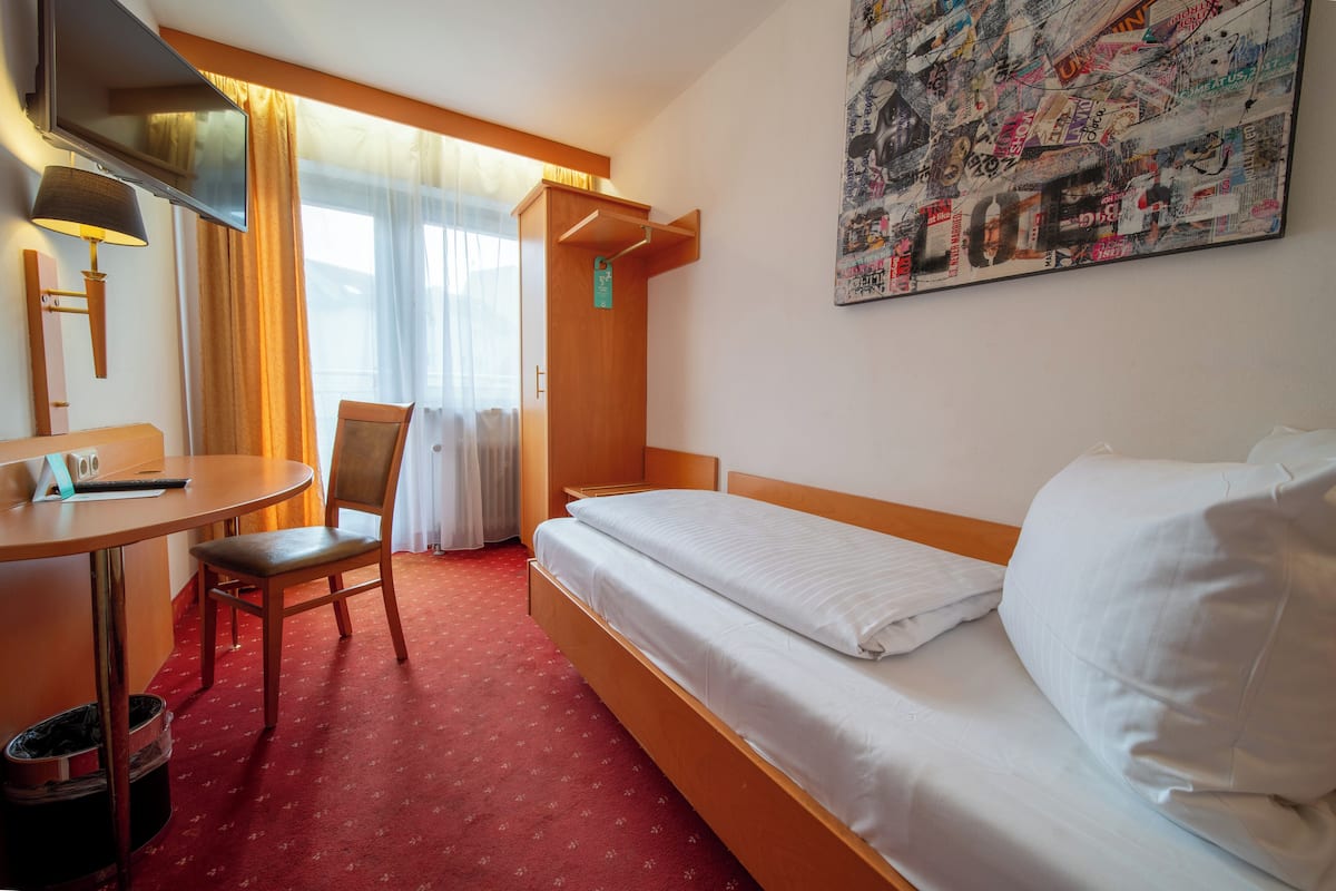 Comfort Single Room | Meja, ruang kerja komputer riba, langsir/tirai gelap terus 