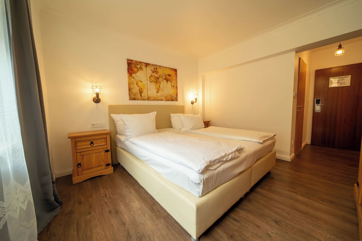 Double Room | Ruang tamu | 55 inci televisyen skrin rata dengan kabel 