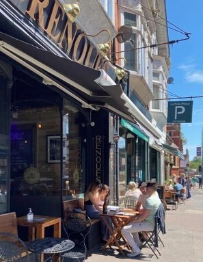 Outdoor dining - True Gem” 3-Bed Mews in Westbourne – Steps from Shops & Cafés close to Beach (Bournemouth)
