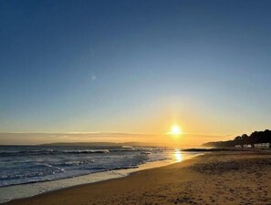 Beach - True Gem” 3-Bed Mews in Westbourne – Steps from Shops & Cafés close to Beach (Bournemouth)