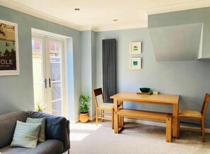Smart TV - True Gem” 3-Bed Mews in Westbourne – Steps from Shops & Cafés close to Beach (Bournemouth)
