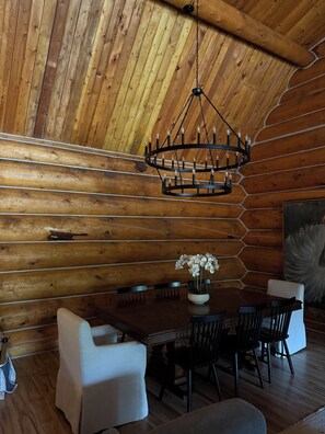Dining - Rustic Luxury Log Cabin Lodge Cozy Fireplace Peaceful Retreat in  Delta Junction (Delta junction)