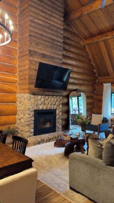 Rustic Luxury Log Cabin Lodge Cozy Fireplace Peaceful Retreat in Delta Junction