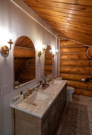 Bathroom - Rustic Luxury Log Cabin Lodge Cozy Fireplace Peaceful Retreat in  Delta Junction (Delta junction)