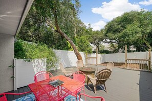 Outdoor dining - Charming Family and Pet Friendly Home, Sleeps 9 (St. Augustine)