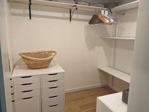 Interior - Spacious all-in-one with workspace and gym (Toronto)