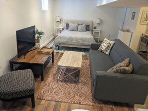 Living area - Spacious all-in-one with workspace and gym (Toronto)