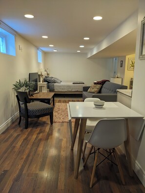 Interior - Spacious all-in-one with workspace and gym (Toronto)