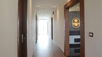 المنشأة من الداخل