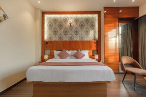Premium bedding, down duvets, memory-foam beds, minibar - Hotel Aurelia Inn Near Airport Road Sector 82 Mohali Chandigarh (Mohali)
