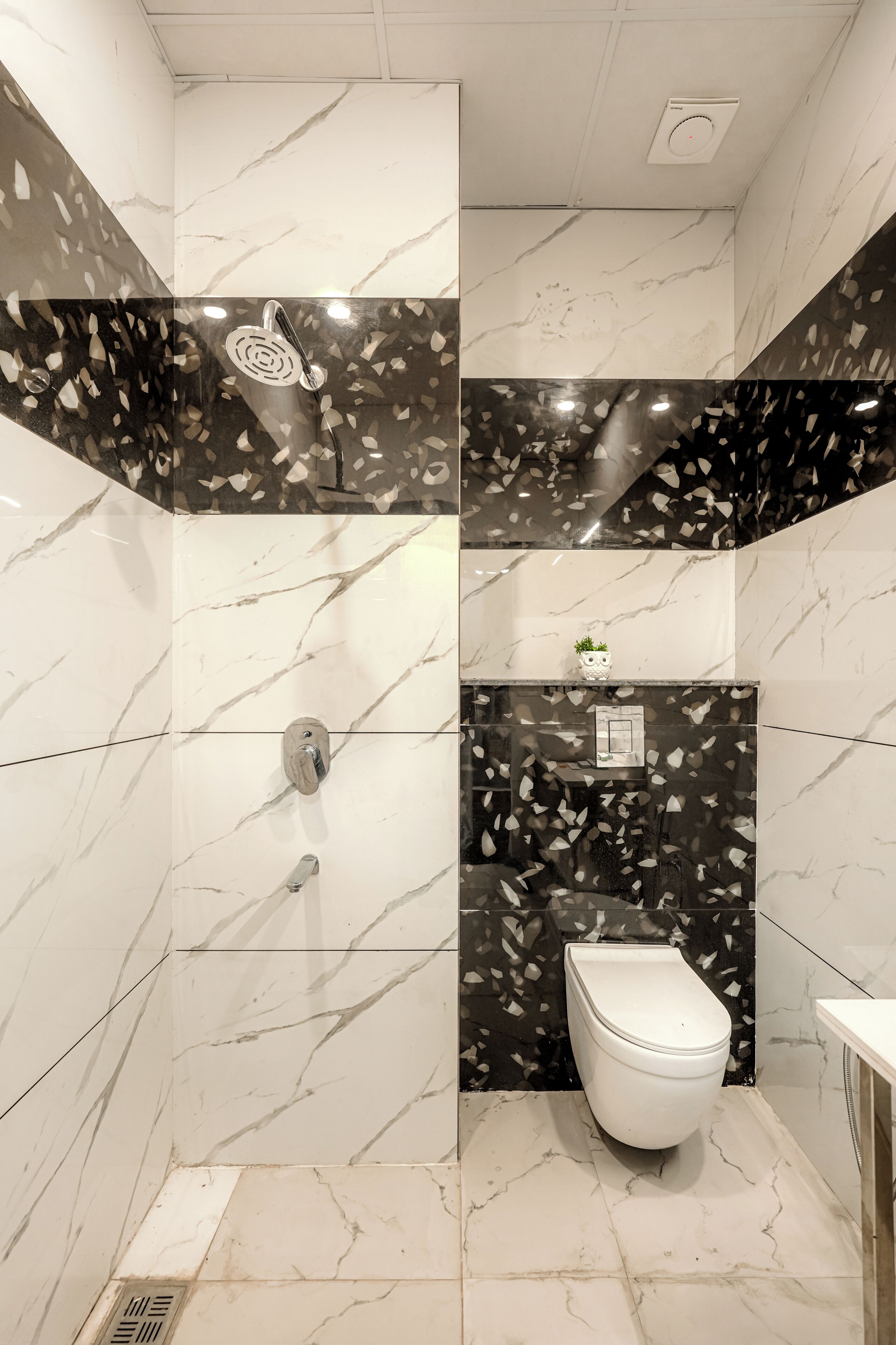Douche, serviettes fournies, savon, shampoing