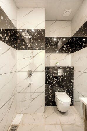 Shower, towels, soap, shampoo - Hotel Aurelia Inn Near Airport Road Sector 82 Mohali Chandigarh (Mohali)