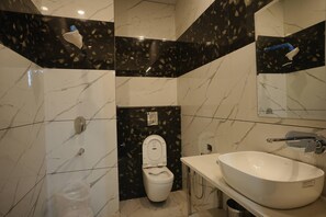 Premium dubbelrum - utsikt mot staden | Badrum