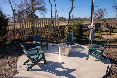 Amelia's Hidden Hideaway/ quiet cottage located in Broussard, La.