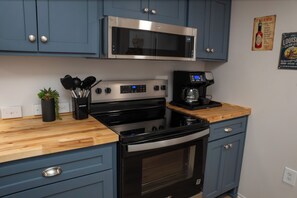 Private kitchen - Amelia's Hidden Hideaway/ quiet cottage located in Broussard, La. (Broussard)