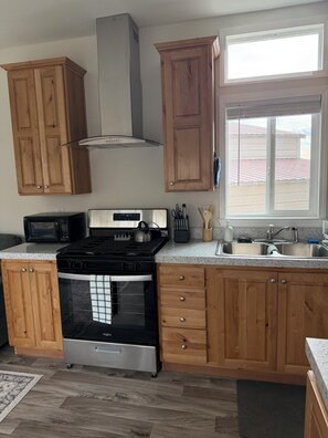 Private kitchen - Unique creek side, pet friendly tiny home on the outskirts of Sheridan MT. (Sheridan)