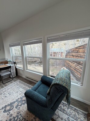 Smart TV - Unique creek side, pet friendly tiny home on the outskirts of Sheridan MT. (Sheridan)