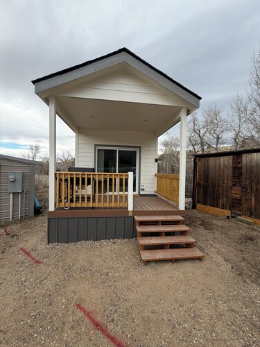 Unique creek side, pet friendly tiny home on the outskirts of Sheridan MT.