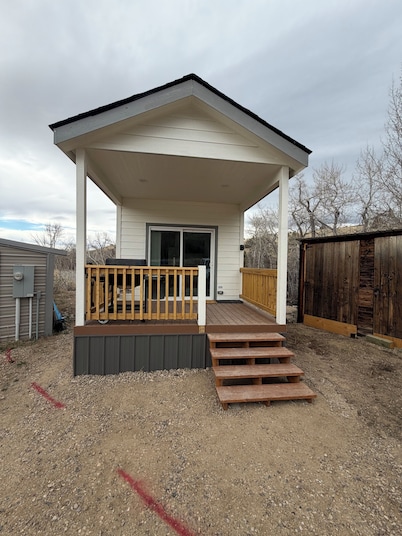 Unique creek side, pet friendly tiny home on the outskirts of Sheridan MT.