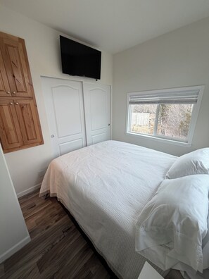 1 bedroom, WiFi - Unique creek side, pet friendly tiny home on the outskirts of Sheridan MT. (Sheridan)