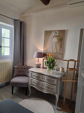 Interior - Le petit Beaucet: Elegance and gentle living in the heart of Provence (Le Beaucet)