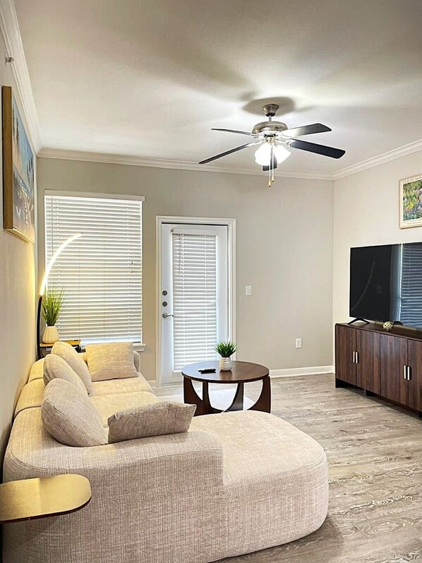 Living area - Spacious 2BR 2BA Magnolia Apt Near The Woodlands (Magnolia)