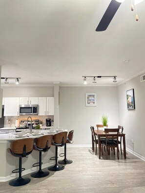 Dining - Spacious 2BR 2BA Magnolia Apt Near The Woodlands (Magnolia)