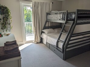 Room - Sunny family house: 3bd + office and mini gym (Toronto)