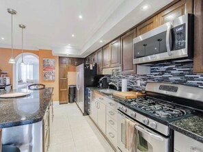 Private kitchen - Sunny family house: 3bd + office and mini gym (Toronto)