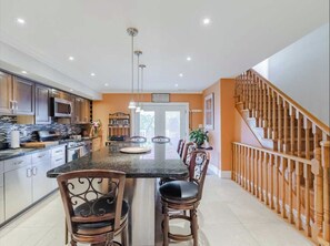 Unclassified image, 4 of 6, button - Sunny family house: 3bd + office and mini gym (Toronto)