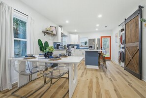 Dining - Graffiti Blues. Fun 2BR Near Downtown. Snookball + Firepit (Pensacola)