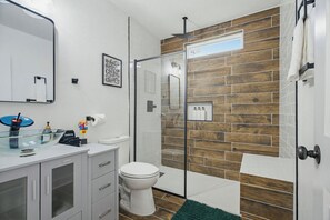 Shower, hair dryer, towels, soap - Graffiti Blues. Fun 2BR Near Downtown. Snookball + Firepit (Pensacola)