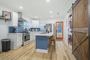 Microwave, oven, stovetop, dishwasher - Graffiti Blues. Fun 2BR Near Downtown. Snookball + Firepit (Pensacola)
