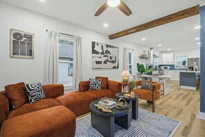 TV, fireplace - Graffiti Blues. Fun 2BR Near Downtown. Snookball + Firepit (Pensacola)