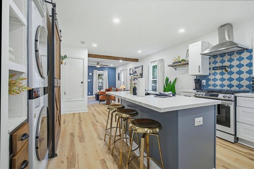 Graffiti Blues. Fun 2BR Near Downtown. Snookball + Firepit