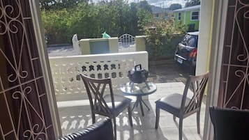 Casa, patio, vista giardino