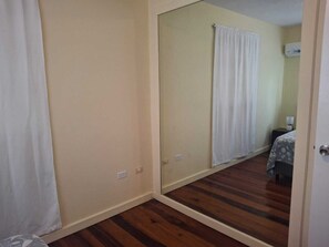 Casa, patio, vista al jardín