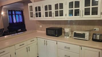 Ferienhaus, Terrasse, Gartenblick | Eigene Küche