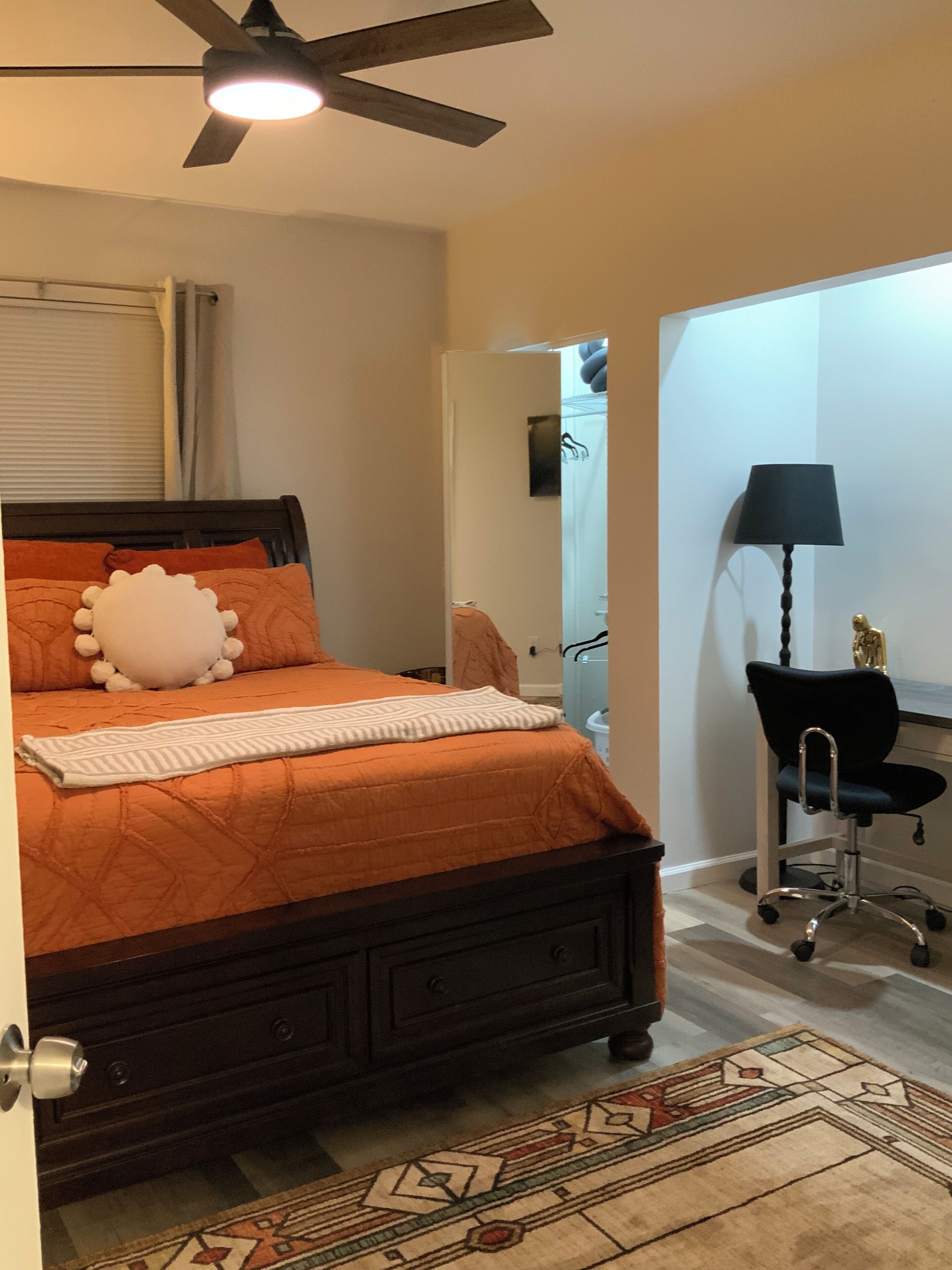 1 habitación, escritorio, tabla de planchar con plancha y wifi 
