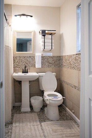 Dusche, Haartrockner, Handtücher, Seife